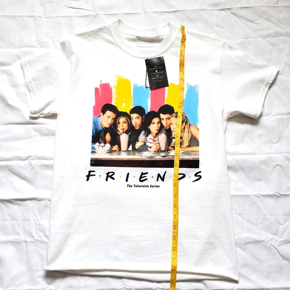 Friends Graphic T-shirt - Picture 10 of 10